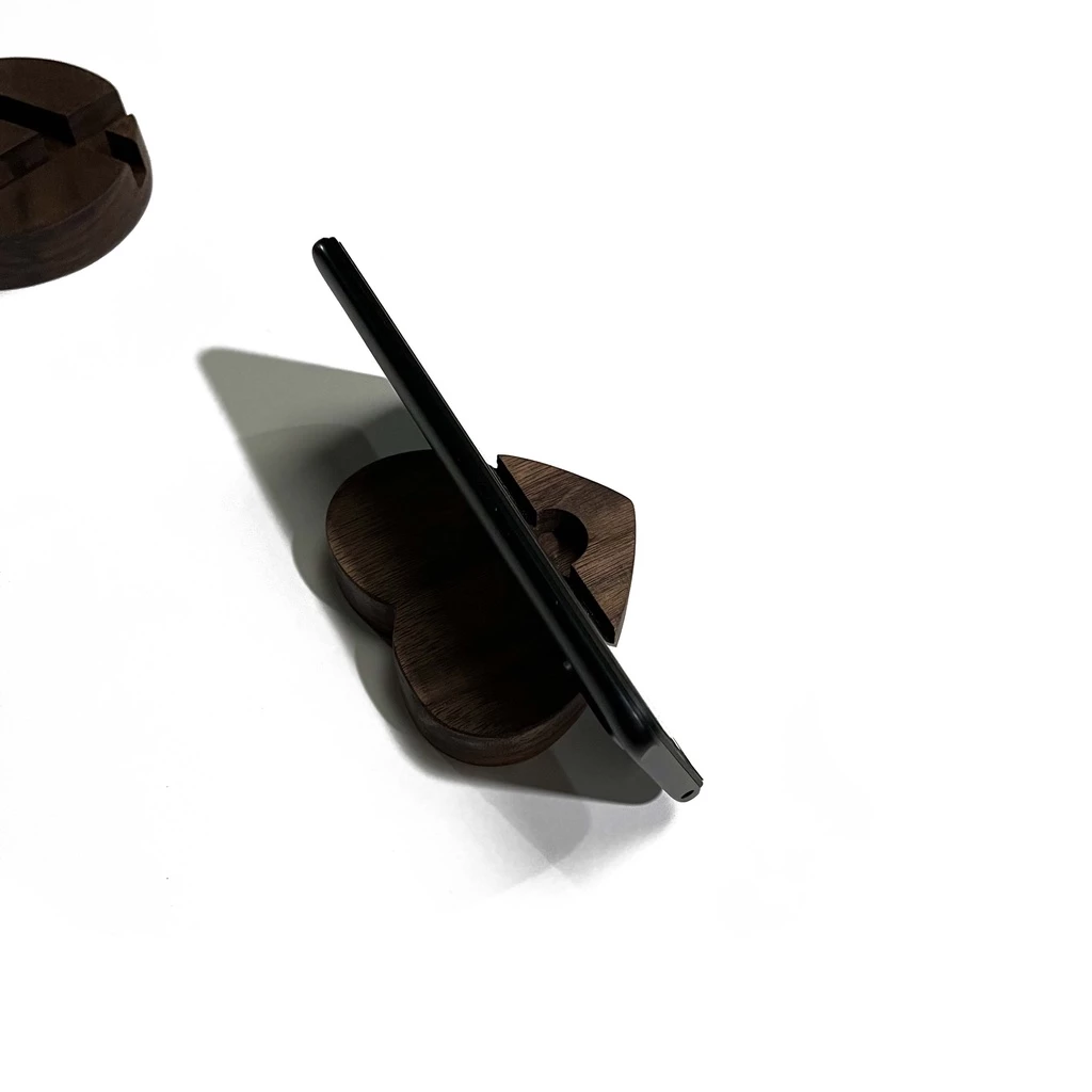 Kệ điện thoại tối giản hình Trái Tim bằng gỗ Walnut cao cấp - Ảnh 4